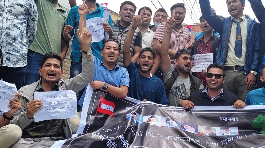 नेपाली काँग्रेसको केन्द्रीय कार्यालयमा शेखर पक्ष युवा कार्यकर्ताको प्रदर्शन
