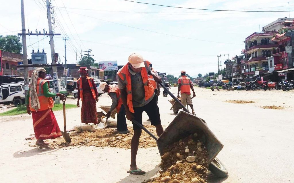 एक वर्षसम्म मर्मत भएन राजमार्ग : जताततै खाल्टा, लाज छोप्न माटो