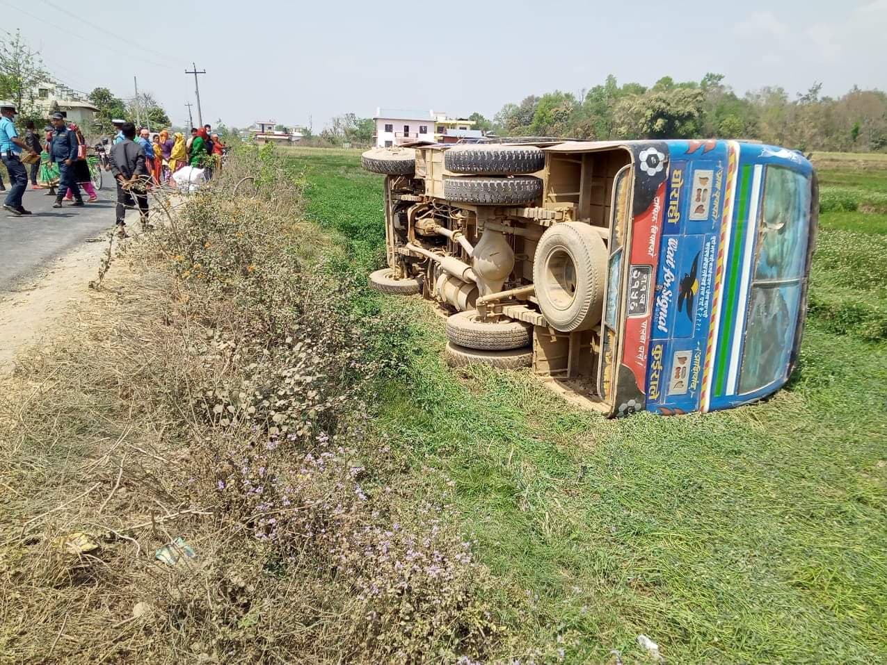 बंगलाचुली गाउँपालिका देखि घोराही जाँदै गरेको वस दुर्घटना, १९ जना घाईते